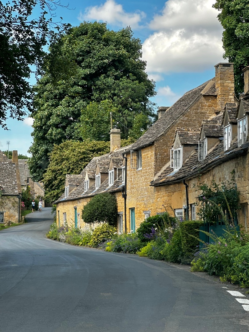 Victoria P White (@cotswoldteacuptours) — photo 3